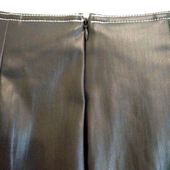 🎁 Zara Faux Leather Mini Skirt, Black w/ White Stitching, Pockets Front Buttons - Picture 5 of 13